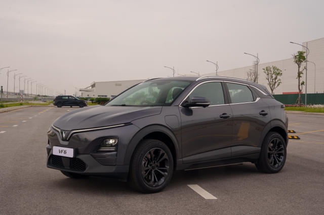 Front Right Three Quarter Image - 17840