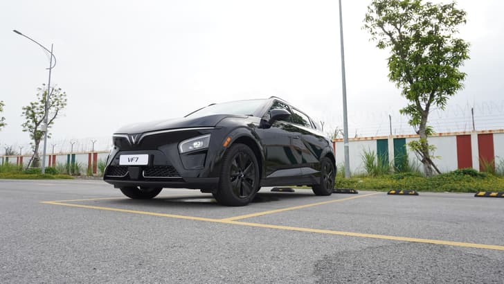 Vinfast Vf7 Front Left Three Quarter
