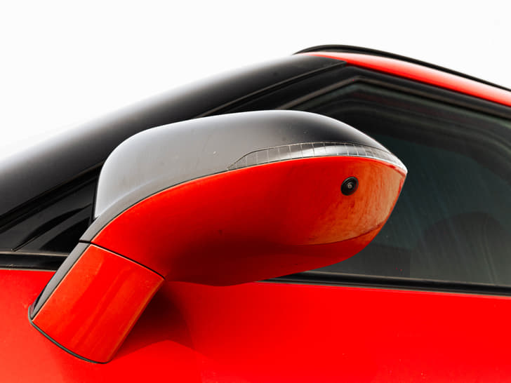 Vinfast Vf7 Color Red, Black