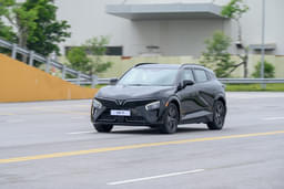 Vinfast Vf7 Front Right Three Quarter