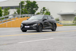 Vinfast Vf7 Front Right Three Quarter