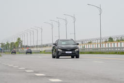 Vinfast Vf7 Front Right Three Quarter