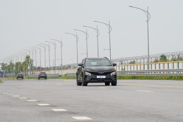 Front Right Three Quarter Image - 17867