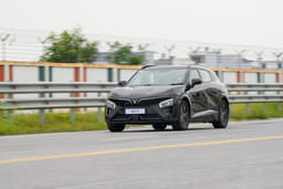 Vinfast Vf7 Front Right Three Quarter