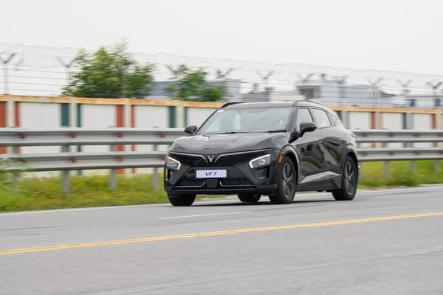 Front Right Three Quarter Image - 17869