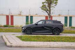 Vinfast Vf7 Front Right Three Quarter