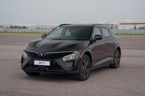 Vinfast VF7 Front Left Three Quarter