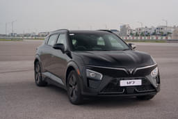 Vinfast Vf7 Front Right Three Quarter