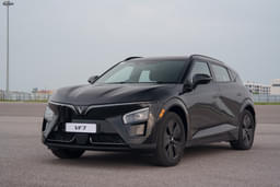 Vinfast Vf7 Front Right Three Quarter