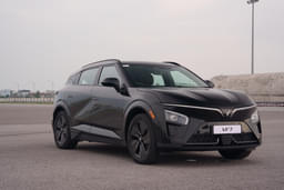 Vinfast Vf7 Front Left Three Quarter