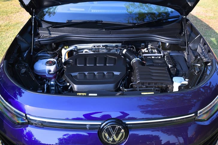 Volkswagen Tayron Open Bonnet Engine Shot Volkswagen Tayron Open Bonnet Engine Shot