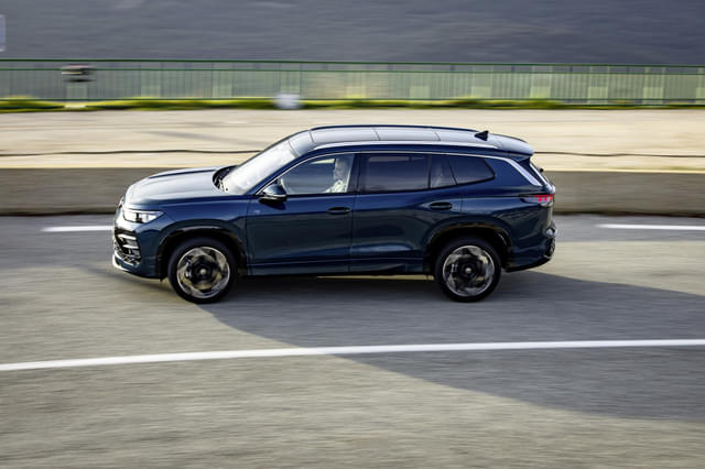 Front Right Three Quarter Image - 18458