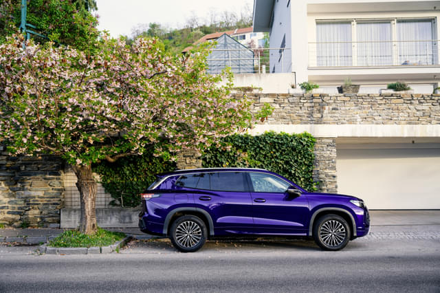 Front Right Three Quarter Image - 18467