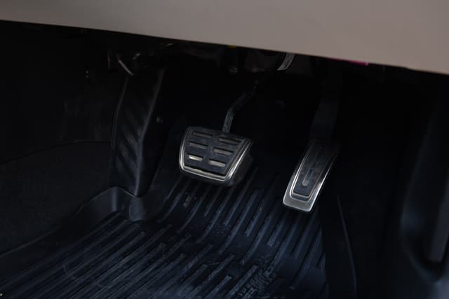 Foot Controls Image - 4888