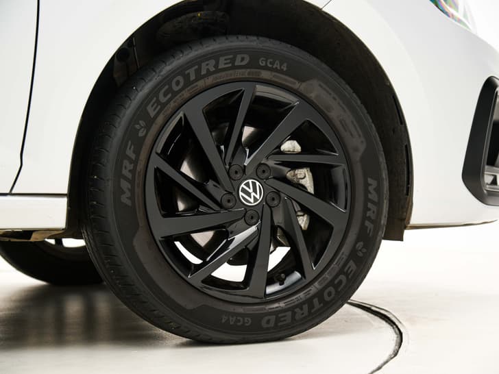 Volkswagen Virtus Color White, Black