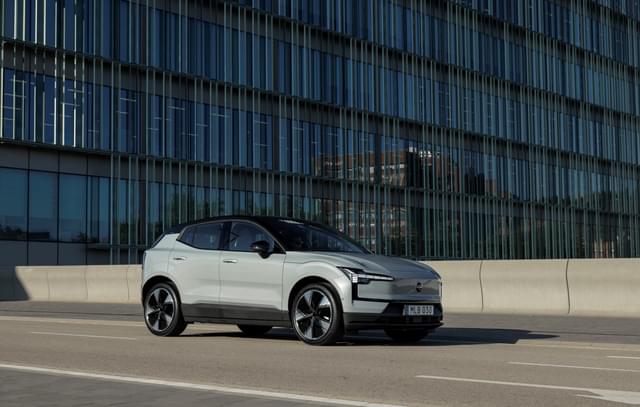 Front Right Three Quarter Image - 20034