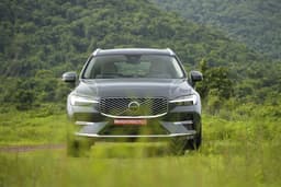 Volvo XC60 Front View